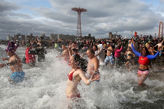 Unos 2 000 nadadores se zambullen en las aguas gélidas de Nueva York