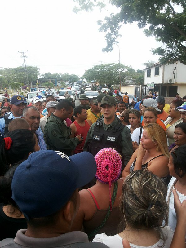 Cerrada por protesta entrada a Tumeremo por caso de mineros asesinados 2 (1)
