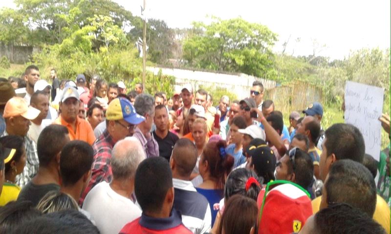 Cerrada por protesta entrada a Tumeremo por caso de mineros asesinados (2)