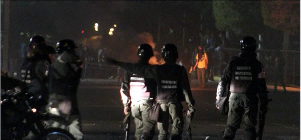 Situación irregular con encapuchados en URBE provoca caos en Maracaibo (2)