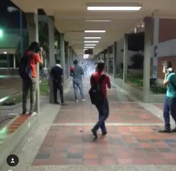 Situación irregular con encapuchados en URBE provoca caos en Maracaibo (5)