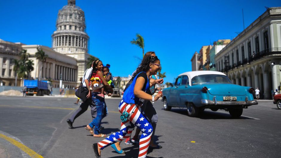 Una mujer cruza una avenida en el área del Capitolio de La Habana. 