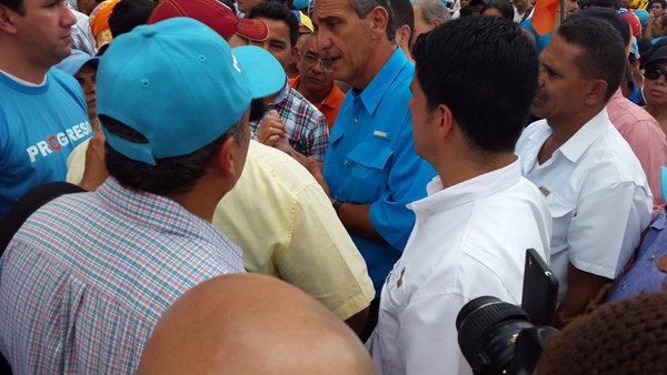 Reportan inmesas colas en todo el país para firmar por el revocatorio de Maduro (1)