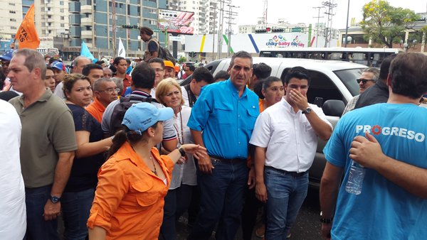 Reportan inmesas colas en todo el país para firmar por el revocatorio de Maduro (10)