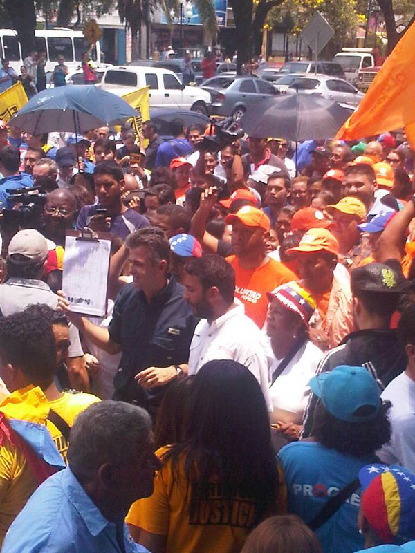 Reportan inmesas colas en todo el país para firmar por el revocatorio de Maduro (3)