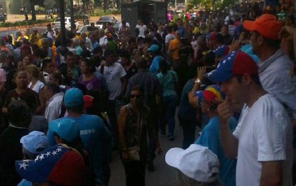 Reportan inmesas colas en todo el país para firmar por el revocatorio de Maduro (5)