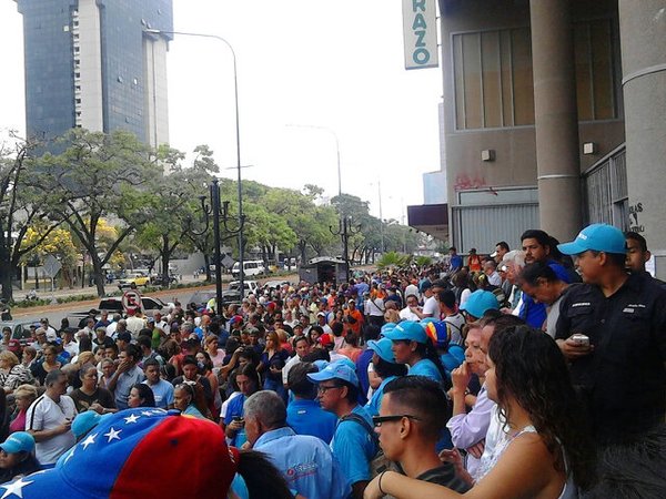Reportan inmesas colas en todo el país para firmar por el revocatorio de Maduro (8)
