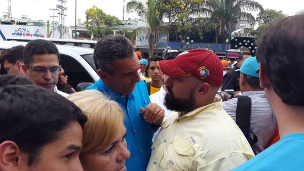 Reportan inmesas colas en todo el país para firmar por el revocatorio de Maduro (9)