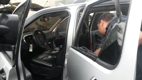 Salvajes Oficialistas destruyen camioneta que transportaba periodistas al CNE (1)