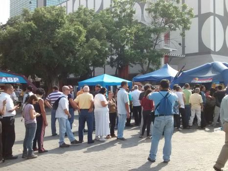 Se reportan inmesas colas en todo el país para firmar por el revocatorio de Maduro (1)