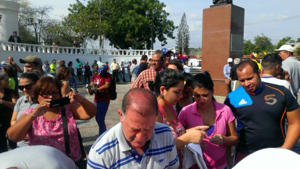Se reportan inmesas colas en todo el país para firmar por el revocatorio de Maduro (3)