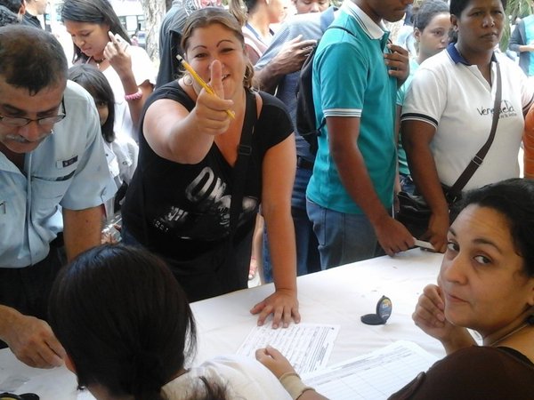 Se reportan inmesas colas en todo el país para firmar por el revocatorio de Maduro (7)