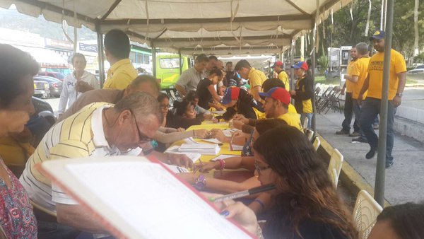 Se reportan inmesas colas en todo el país para firmar por el revocatorio de Maduro (8)