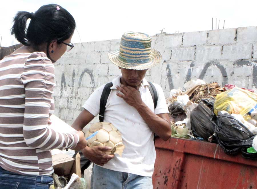 Maracaibo Venezuela 21/06/2016 En un recorrido por san francisco se logro observar como una familia vive de lo que encuentra en la basura