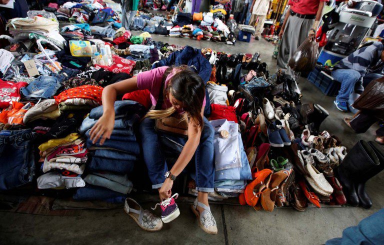Venezolanos venden su ropa usada para comprar comida