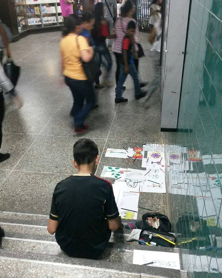 el-nino-que-hace-dibujos-y-los-vende-para-ayudar-a-su-mama-plaza-venezuela-del-metro-bravo-por-el