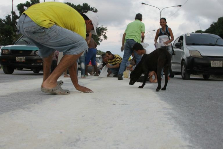 regaron su carga en Puerto Cabello y la gente la recogió del asfalto (1)