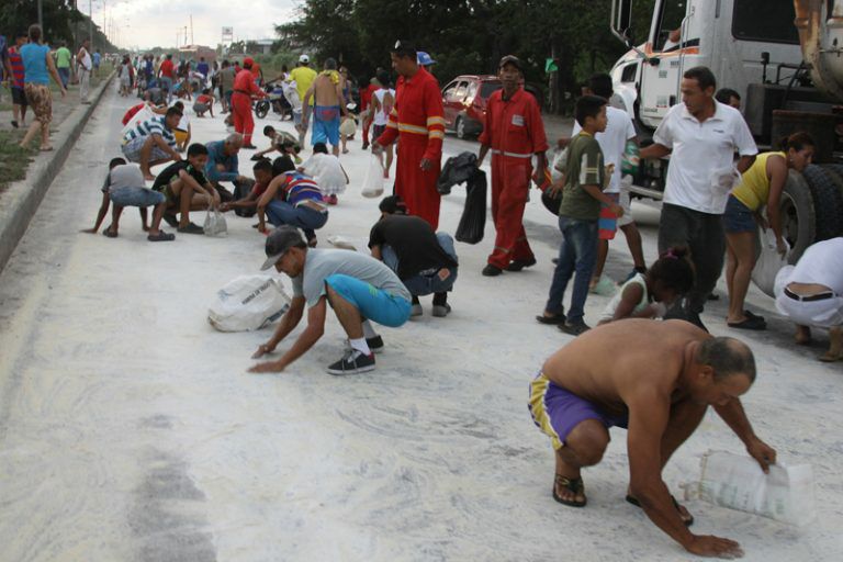 regaron su carga en Puerto Cabello y la gente la recogió del asfalto (3)