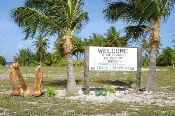 Atolón Islas Bikini A mediados del siglo XX, las Islas Marshall era el paraíso en La Tierra. 36 islas espectaculares, a las que todo el que podía, sobre todo gente adinerada, se escapaban. Hoy en día, las 36 ínsulas están desiertas y condenadas. El motivo no es otro que Estados Unidos y su cuestionable idea de probar su arsenal nuclear en la zona. El Atolón de las Islas Bikini pasó de paraíso a infierno en días. Hasta tal nivel llega la infamia de la Administración USA, que las bombas lanzadas eran mil veces más potentes que las que dejaron caer en Hiroshima. Es más, algunas yacen en el fondo del mar, junto a los más de 70 barcos que hundieron durante las pruebas. Además, las bombas siguen emanando radiación letal.
