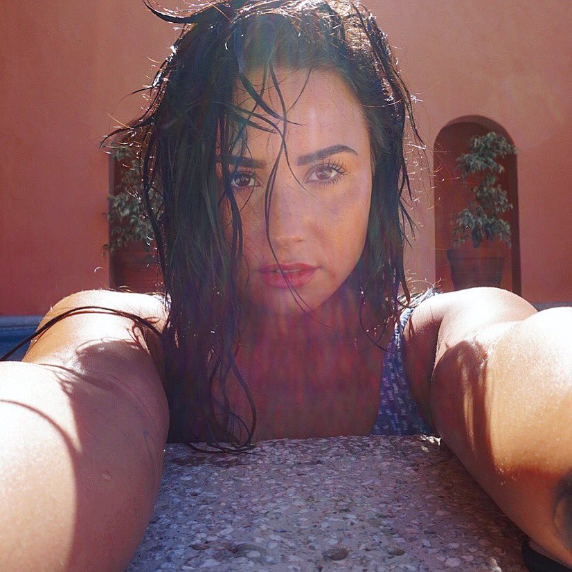 Demi Lovato en la piscina bikini thong 