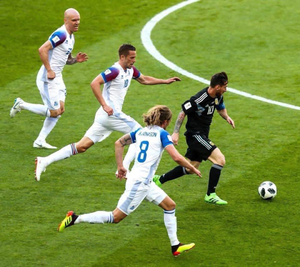 ISLANDESES MARCANDO A MESSI