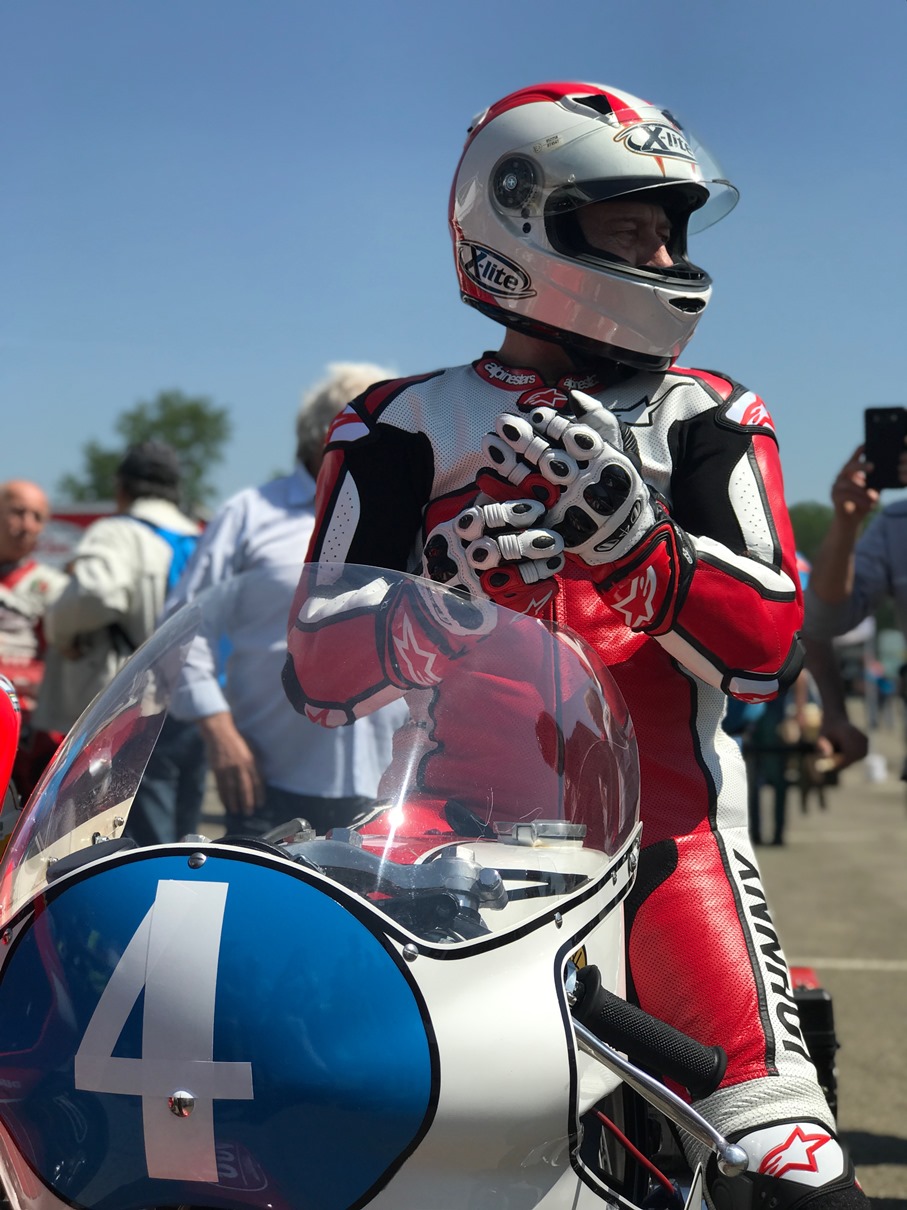 JOHNNY CECOTTO PRESENTE EN LA EDICIÓN 26 DEL COUPES MOTO LEGENDES EN FRANCIA