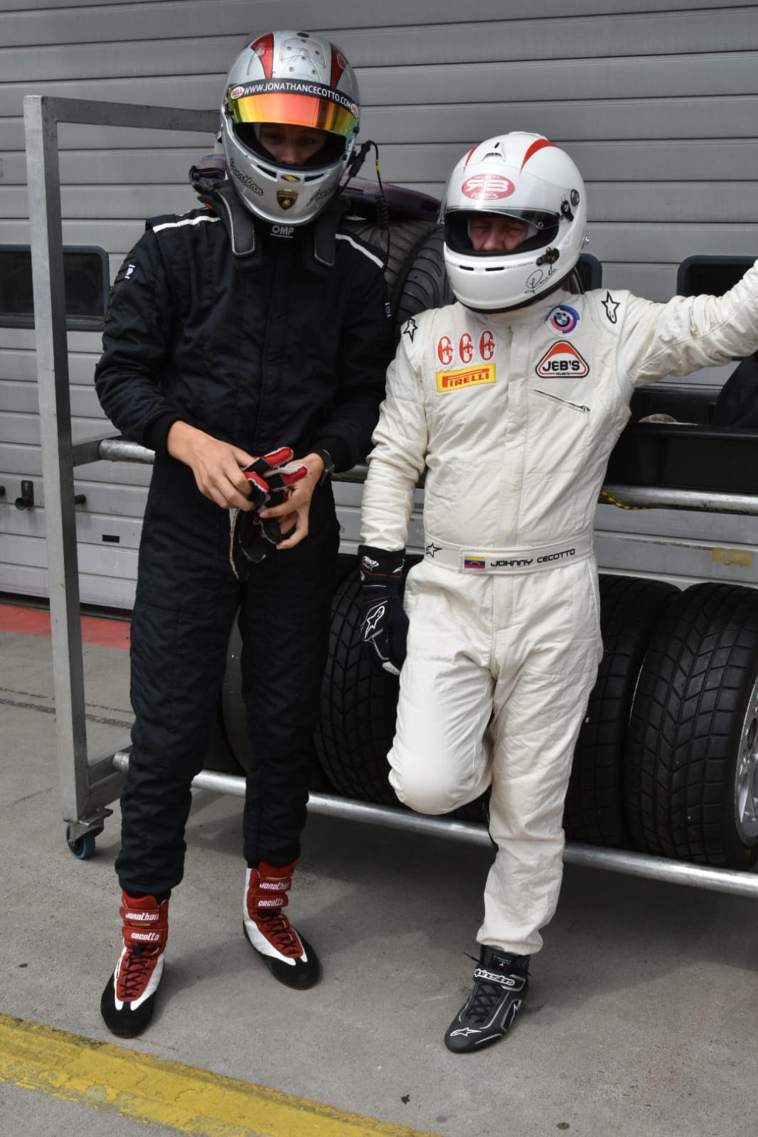 JONATHAN CECOTTO Y SU PADRE JOHNNY AGUARDAN SU TURNO DE MANEJO (Foto John Damen)