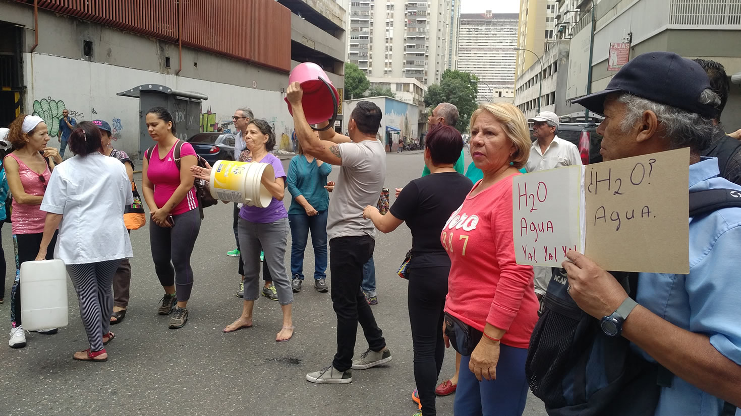 Vecinos se mantienen en protesta por la escasez de agua y altos costos de cisternas  
