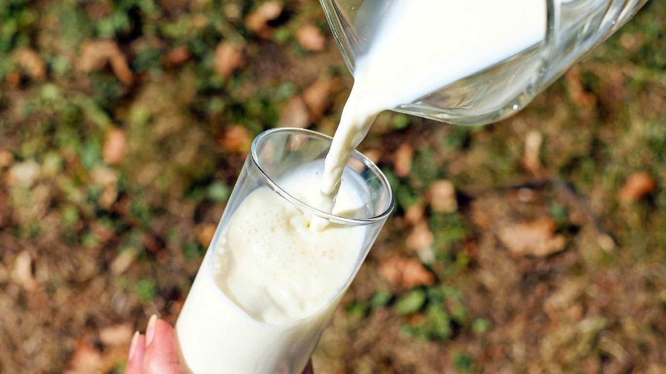 Sabemos que la leche es rica en calcio, lo que es benéfico para los huesos. Pero un estudio llevado a cabo en el 2004 afirma que los hombres que consumen mucha leche aumentan un 68% el riesgo de desarrollar cáncer de próstata.