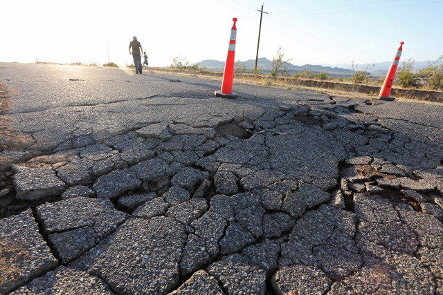 Fisuras abiertas en la carretera tras un terremoto en el sur de California cerca de Ridgecrest, EEUU.