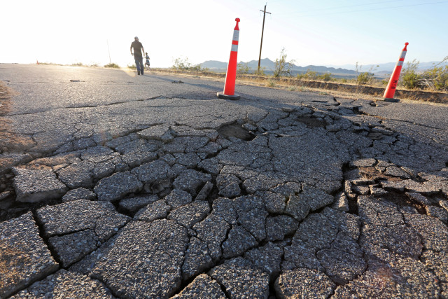 Fisuras abiertas en la carretera tras un terremoto en el sur de California cerca de Ridgecrest, EEUU. 