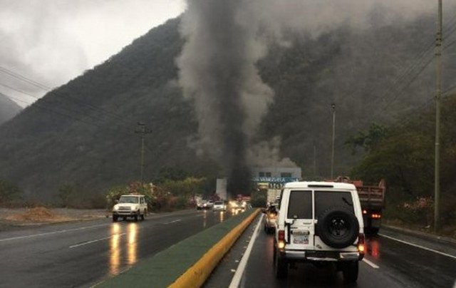 Incendio de vehículo en parte interna del túnel Boquerón 2 sentido La Guaira