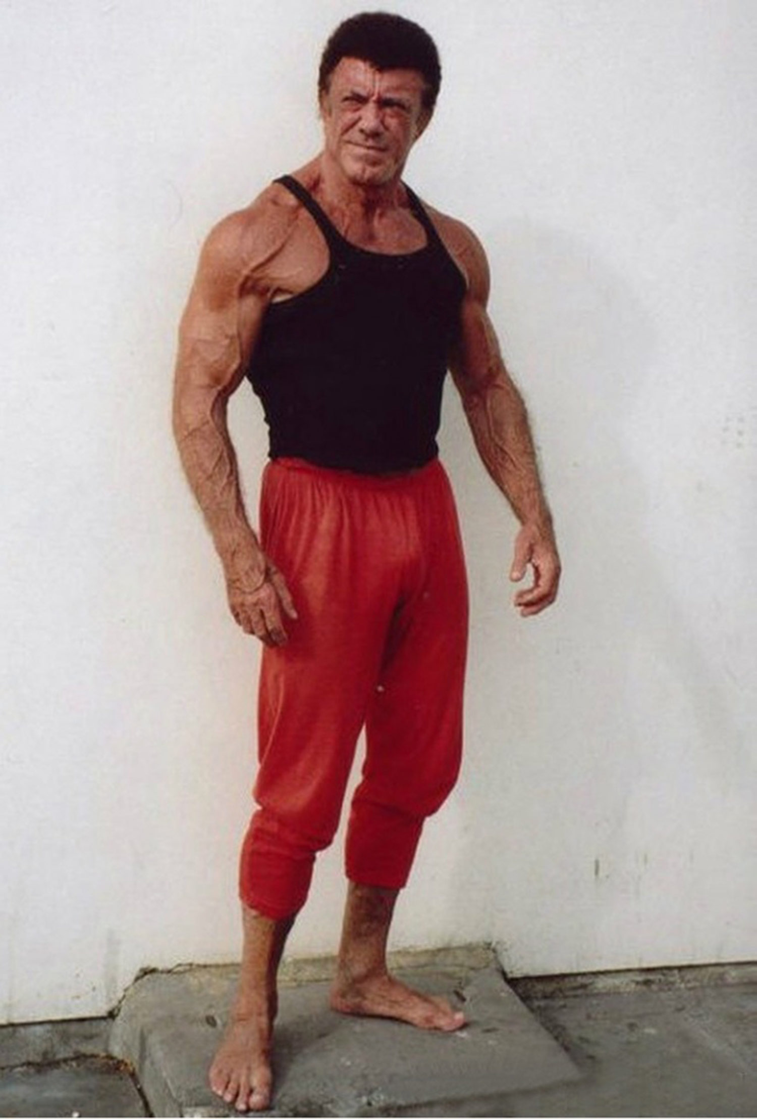 Spencer Churchill, 74 años Un luchador profesional y un fisicoculturista increíble. Empezó a aumentar músculo cuando tenía 20 y en los siguientes 20 años se volvió muy importante en la comunidad fisicoculturista e incluso obtuvo el sobrenombre de “Sr. Músculo Ilimitado.”