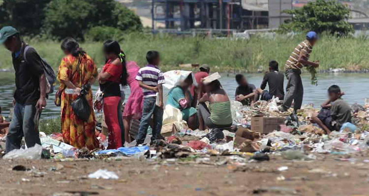 Resultado de imagen para niños comen basura en venezuela