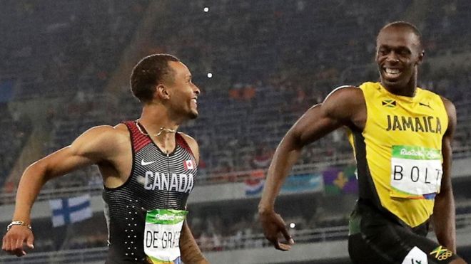 El jamaiquino Usain Bolt y el canadiense Andre de Grasse cruzaron la meta en su semifinal de los 200 metros entre risas, bromeando, pero un poco en serio. Bolt se quería dejar llevar en los últimos metros, pero se vio sorprendido por el empujón final de De Grasse.