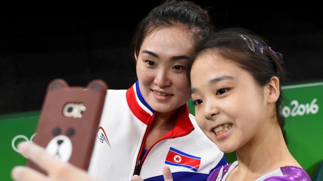 Algunos dicen que es la foto "más emblemática de los Juegos" y representa como ninguna otra el espíritu olímpico. Lee Eun-ju, de Corea del Sur, y Hong Un-jong, de Corea del Norte, se toman un selfie durante un descanso mientras se entrenaban para las competencias de gimnasia. Ambos países están técnicamente en guerra.