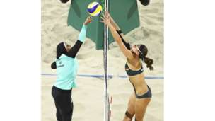 La egipcia Doaa Elghobashy juega al voley playa cubierta desde los tobillos hasta la cabeza. Al otro lado de la red, la alemana Kira Walkenhorst viste un bikini. La foto de las dos deportistas en un partido de voleibol playa, que muestra claramente las diferencias culturales de ambos países, se volvió viral.