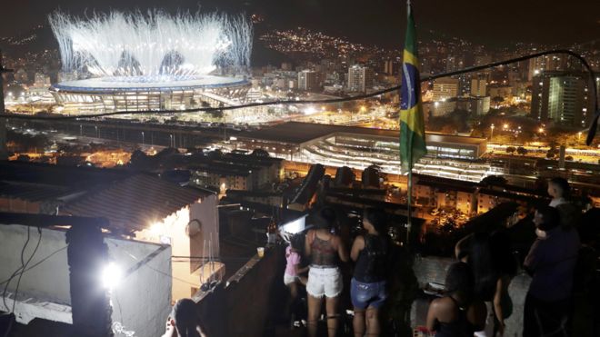 Una perspectiva única, pero distante. Para muchos habitantes en las favelas, sólo es posible acompañar el mega espectáculo desde lejos.