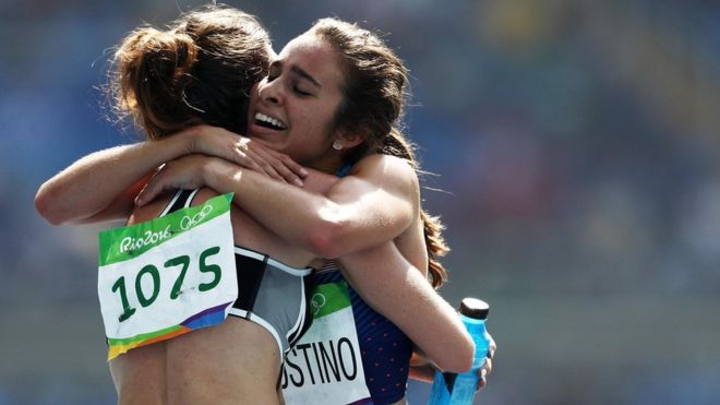 El abrazo entre las atletas Nikki Hamblin, de Nueva Zelanda, y Abbey D'Agostino, de EE.UU., fue un momento de fraternidad olímpica. La primera se cayó e hizo que D'Agostino también se tropezara. Hamblin ayudó a la estadounidense a levantarse para terminar la carrera juntas.