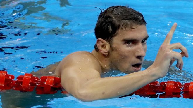 El nadador estadounidense Michael Phelps subía su dedo índice en señal de ser el número uno del mundo cada vez que conseguía una medalla de oro en Río. Lo hizo 5 veces así acumuló 23 preseas de oro.
