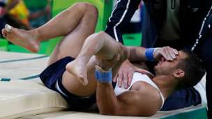 El gimnasta francés Samir Aït Said sufrió una escalofriante fractura al realizar un salto de caballo en la prueba de gimnasia artística.
