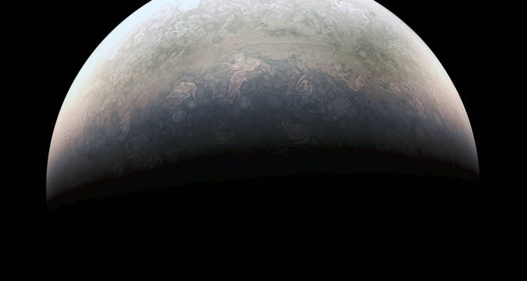 La sonda Juno se encontraba a unos 78.000 kilómetros sobre las nubes polares de Júpiter cuando captó esta imagen.NASA/JPL-Caltech/SwRI/MSSS