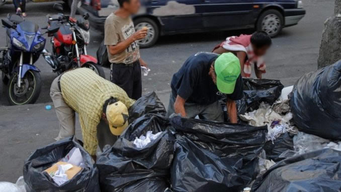 Venezolanos comiendo en la basura