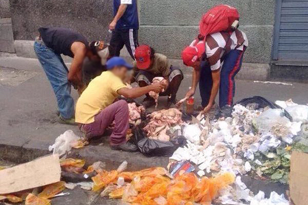 Venezolanos comiendo en la basura