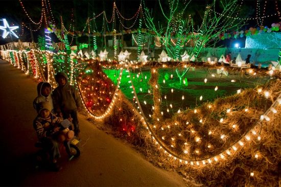 Los cristianos paquistaníes decoran su barrio para Navidad en Islamabad, Pakistán.