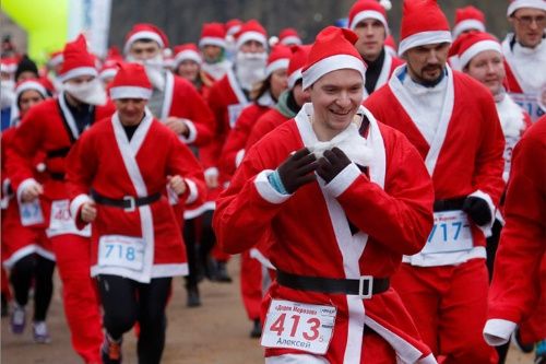 Los hombres y las mujeres usan trajes de Ded Moroz (también conocido como Papá Noel, o padre Frost) en una competición de la Navidad en San Petersburgo, Rusia