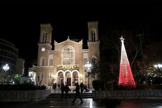 La gente hace a su manera un árbol de navidad que adorna la plaza de la catedral ortodoxa de Atenas, en Grecia.La gente hace a su manera un árbol de navidad que adorna la plaza de la catedral ortodoxa de Atenas, en Grecia.