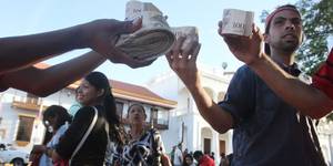 Personas se agolpan frente al BCV en Maracaibo intentando canjear billetes de 100Bs (o de 0Bs.?)