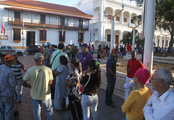 Personas se agolpan frente al BCV en Maracaibo intentando canjear billetes de 100Bs (o de 0Bs.?)