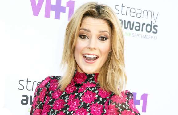 Grace Helbig (GracieHinABox/it'sGrace), valor neto: $5 millones de dólares Disfrutando de una trayectoria similar, la cómica Grace Helbig, también de 31 años, comenzó a subir videos en el 2007 mientras trabajaba de nana para una familia en New Jersey. Al igual que Toby Turner, la popular comediante ha conseguido millones de suscriptores, así como presentaciones y stand-ups, anuncios de televisión, papeles de películas y ofertas para escribir libros cómicos.